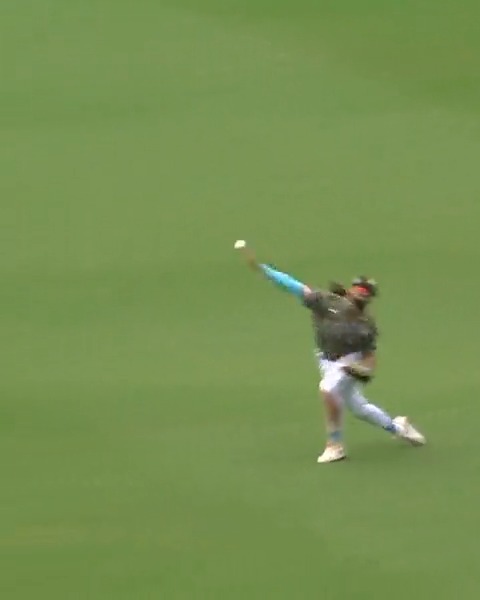 Fernando Tatis Jr. with an incredible throw to preserve the lead!
