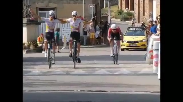 【油断大敵】自転車ロードレース、肩を組んで仲良くゴールしようと思った矢先…諦めなかった選手が大逆転