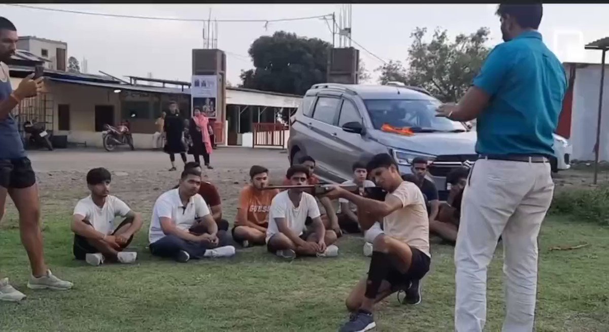 देश के अलग अलग हिस्सों में इस तरह की ट्रेनिंग कैंपों का आयोजन क्यों किया जा रहा है? इन लोगों पर कोई कार्रवाई क्यों नहीं होती🤔