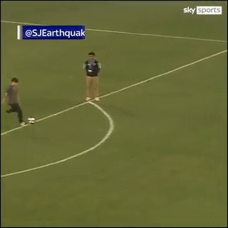 Still not over the accuracy in this half-time centre spot challenge! 🤯🤯