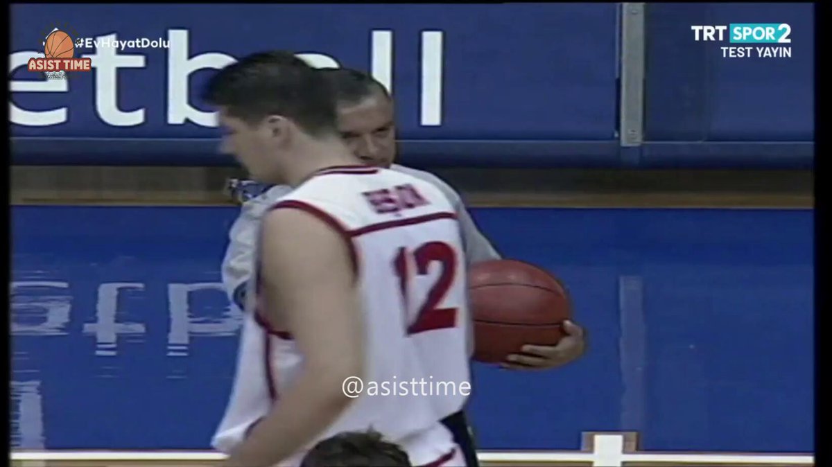 🏀Eurobasket 2001 Çeyrek Final : Türkiye 87-85 Hırvatistan (05/09/2001) Türk Basketbol Tarihinin En Büyük Geri Dönüşü 📺 TRT 🎙️Avni Küpeli ☑️Türk Basketbolu için bir film çekilse kesinlikle bu maç olurdu. ☑️ 12 Dev Adam Markasının en çok borçlu olduğu maç. ☑️Damir Mulaömeroviç & Prkacin İkili Oyunları .. Gordan Giricek'in üçlükleri ve mağlubiyetin her geçen dakika kaçınılmaz olması .. ☑️ Maçın başından sonuna kadar hiç öne geçemediğimiz, üçüncü çeyreğin sonuna doğru 19 sayı farkla geriye düştüğümüz ve son saniyeye 1 sayı farkla geride girdiğimiz unutulmaz maç.. ☑️ ve Cesur Yürek Mirsad Türkcan.. Son Saniye Serbest Atış Kullanırken geçen diyalog; Hırvatistan Benchi: ’sen de bizdensin. niye bu kadar çabalıyosun?’ Mirsad Türkcan: ‘’Ben Türküm, uzatmada bunu siz de öğreneceksiniz’ ☑️Kazanacağımıza inanan tek kişi Mirsad Türkcan dı ve Mirsad'ın unutulmaz mücadelesi ile uzatmadan gelen tarihi galibiyet.. ☑️Türk Basketbolu altın jenerasyonunun dönüm noktası olan bu maçın tamamı sizlerle:
