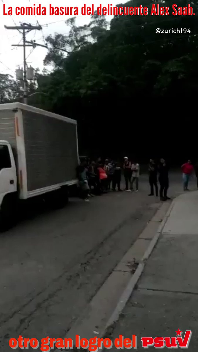 Cuando irán a meter presa a la jefa del estado mayor de alimentación Solimar Rivero Solimar Rivero, por repartir bolsas CLAP en la comunidad de Caricuao aún a sabiendas que los alimentos estaban en mal estado? 𝐄𝐬𝐭𝐨 𝐬𝐢 𝐪𝐮𝐞 𝐞𝐬 𝐮𝐧 𝐜𝐫𝐢𝐦𝐞𝐧, 𝐩𝐨𝐫𝐪𝐮𝐞 𝐥𝐨𝐬 𝐝ó𝐥𝐚𝐫𝐞𝐬 𝐢𝐧𝐯𝐞𝐫𝐭𝐢𝐝𝐨𝐬 𝐞𝐧 𝐞𝐬𝐚 𝐂𝐎𝐌𝐈𝐃𝐀 𝐁𝐀𝐒𝐔𝐑𝐀, 𝐧𝐨 𝐩𝐞𝐫𝐭𝐞𝐧𝐞𝐜𝐞 𝐚 𝐧𝐢𝐧𝐠ú𝐧 𝐩𝐫𝐢𝐯𝐚𝐝𝐨, 𝐬𝐢 𝐧𝐨 𝐪𝐮𝐞 𝐩𝐞𝐫𝐭𝐞𝐧𝐞𝐜𝐞 𝐀 𝐓𝐎𝐃𝐎𝐒 𝐋𝐎𝐒 𝐕𝐄𝐍𝐄𝐙𝐎𝐋𝐀𝐍𝐎𝐒. Para que no quede duda: La que se enfrenta a Solimar Rivero y acusa de ladrona, es una jefa de calle del P$UV.