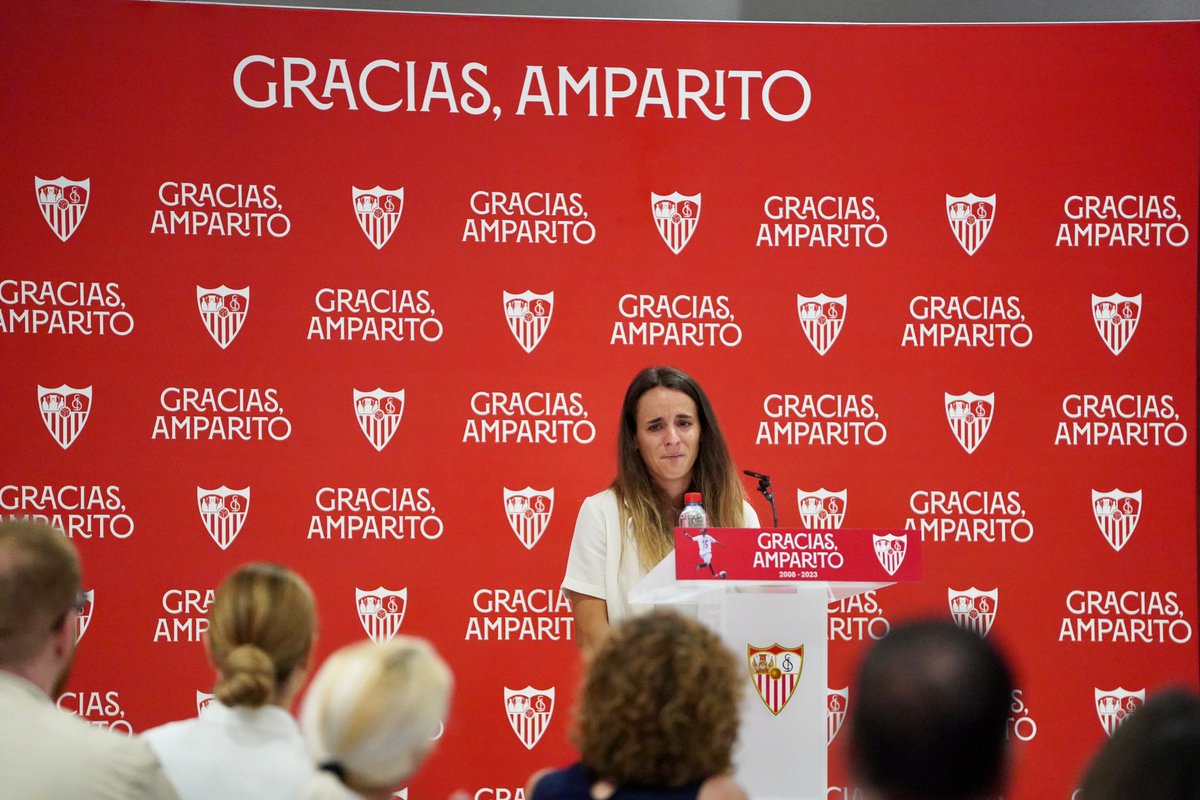 🗣️ La emoción de Amparito Delgado. Más de 1⃣5⃣ razones para decirte 𝐆𝐑𝐀𝐂𝐈𝐀𝐒. 🤗⚪️🔴 Puedes revivir el reconocimiento completo aquí ➡️ #GraciasAmparito #WeareSevilla