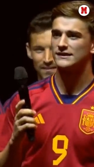 Los lamentables cánticos cuando Gavi cogió el micro en la fiesta de la Selección: "¡P*** Barça!"