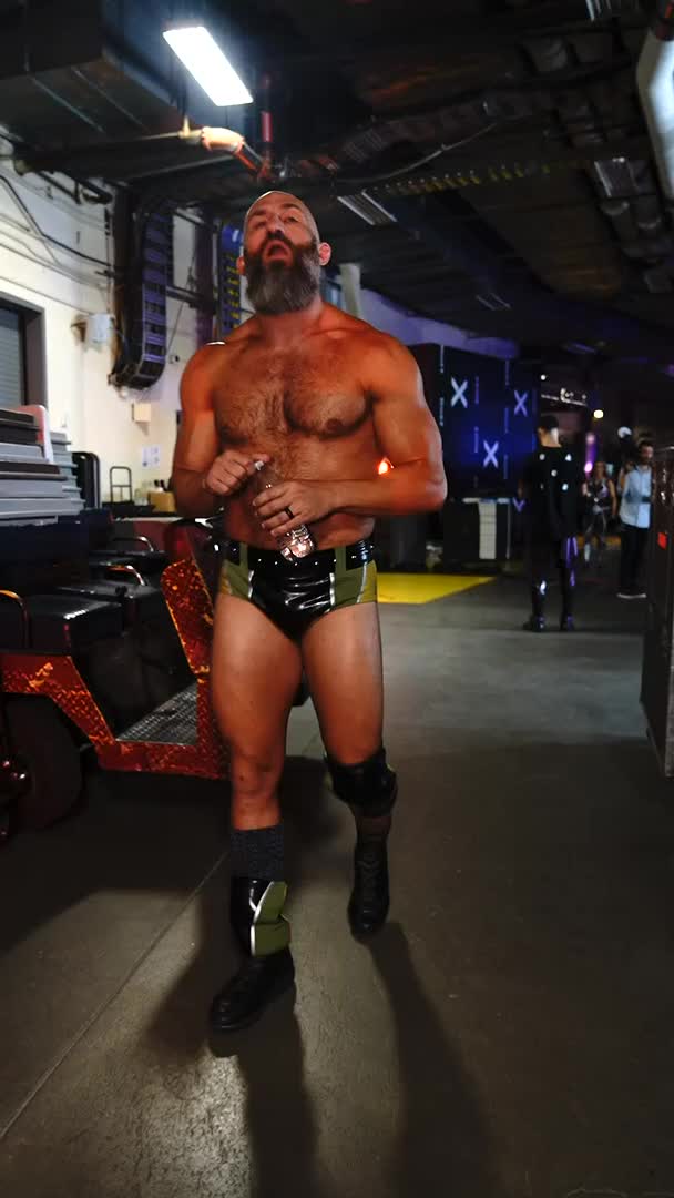 Welcome back, @CiampaWWE! 👏👏👏 #WWERaw
