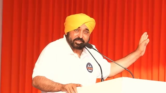 ਅਸੀਂ ਚਾਹੁੰਦੇ ਹਾਂ ਕਿ ਸਾਡਾ ਪੰਜਾਬ ਸਿਹਤਮੰਦ ਹੋਵੇ…ਲੋਕ ਸਕਰਾਤਮਕ ਊਰਜਾ ਨਾਲ ਆਪਣੇ ਕੰਮ ਧੰਦੇ ਕਰਨ…ਸਵੇਰੇ ਸਵੇਰੇ ਜਲਦੀ ਉਠ ਕੇ ਯੋਗਾ ਕਰਕੇ ਸਾਰਾ ਦਿਨ ਇਨਸਾਨ ਊਰਜਾ ਨਾਲ ਭਰਿਆ ਰਹਿੰਦਾ ਹੈ..ਸੋ ਯੋਗਾ ਨੂੰ ਆਪਣੀ ਜ਼ਿੰਦਗੀ ਦਾ ਹਿੱਸਾ ਬਣਾਓ...
