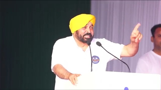ਪੰਜਾਬ ‘ਚ ਜੇ ਤੁਸੀਂ ਕਿਸੇ ਵੀ ਮੁਹੱਲੇ ‘ਚ 25 ਤੋਂ ਵੱਧ ਲੋਕ ਹੋ ਤਾਂ 7669 400 500 ਨੰਬਰ ‘ਤੇ ਮਿਸ ਕਾਲ ਦਿਓ, ਯੋਗਾ ਕਰਵਾਉਣ ਲਈ ਟ੍ਰੇਨਰ ਆਵੇਗਾ…ਮੁਫ਼ਤ ‘ਚ ਤੁਹਾਨੂੰ ਟ੍ਰੇਨਿੰਗ ਦੇਵੇਗਾ…ਆਓ ਵੱਧ ਤੋਂ ਵੱਧ ਲੋਕਾਂ ਨੂੰ ਯੋਗ ਨਾਲ ਜੋੜੀਏ ਤੇ ਪੰਜਾਬ ਨੂੰ ਸਿਹਤਮੰਦ ਬਣਾਉਣ ‘ਚ ਮਦਦ ਕਰੀਏ..