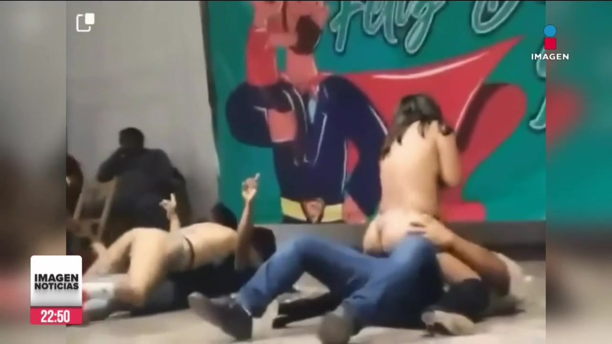Con strippers, así fue como el alcalde de #Huehuetán, #Chiapas, Manuel Ángel Villalobos, festejó el #DíaDelPadre. En la invitación se especificó que no se admitiría la entrada a niños y mujeres. La celebración fue en el auditorio municipal.