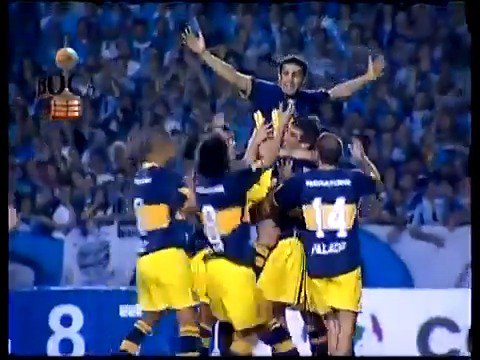 #UnDiaComoHoy en 2007, #Boca ganaba la sexta 🏆 Copa #Libertadores de su historia. Con un Juan Román #Riquelme en modo #D10S🎩, venció a Grêmio FBPA 2-0 en Porto Alegre y el global fue de 5-0.