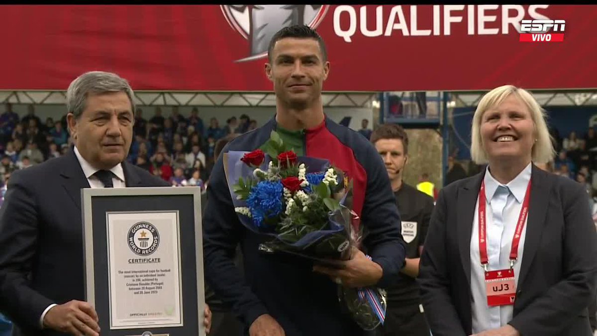 Cristiano Ronaldo 🇵🇹, el primer jugador de la historia en disputar 200 partidos en una selección nacional. Certificado con Récord Guinness 🏅. Cumplirá 20 años defendiendo la camiseta de Portugal el próximo 20 de agosto. Leyenda.