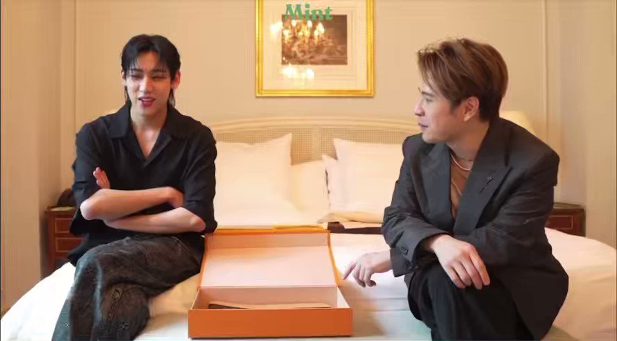 ชุดที่น้องแบมใส่วันนี้คือ ออกมาแค่ตัวเดียวเท่านั้น!! แล้วคือยังไม่เคยมีใครได้ใส่ น้องแบมเป็นคนแรกที่ได้ใส่ ปังมาก ตัวท็อปมาก ไฟลุกของจริงค่ะ❤️‍🔥 BAMBAM LV MEN SS24 #BamBamxLouisVuitton