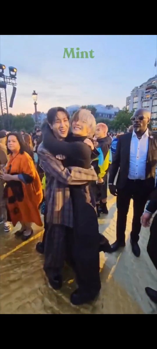 JACKBAM 😭😭😭 #JacksonWangParisFW_LV #BamBamxLouisVuitton