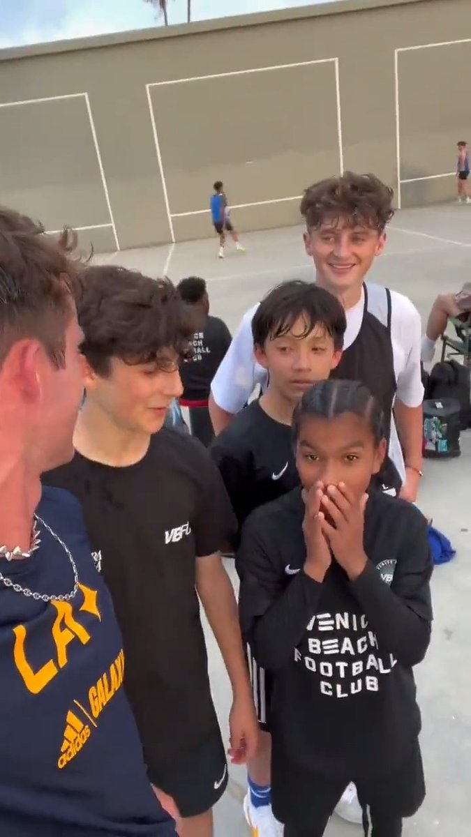 The beautiful game ⚽️ The #LAGalaxy &amp; Jack Downer gifted tickets to tomorrow's home match to youth players at Venice Beach Football Club!