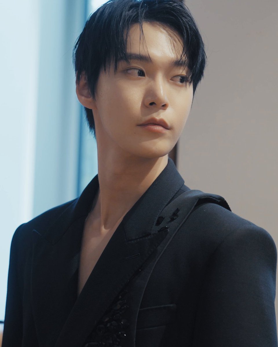 The behind the scenes fitting session of brand ambassador Doyoung: a testament to the meticulous #DGFattoAMano and attention to detail that goes into every #DolceGabbana creation.