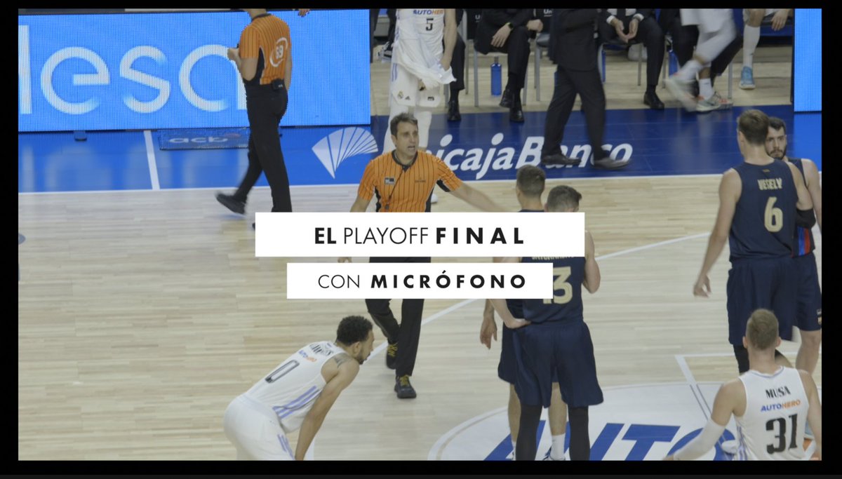 🎙️ En una FINAL de #PlayoffLigaEndesa con las 𝙚𝙢𝙤𝙘𝙞𝙤𝙣𝙚𝙨 a flor de piel y los pulsómetros a mil 𝙧𝙚𝙫𝙤𝙡𝙪𝙘𝙞𝙤𝙣𝙚𝙨... Así se vive la labor de 𝗮𝗿𝗯𝗶𝘁𝗿𝗮𝗷𝗲 durante 40 minutos. Carlos Peruga, con MICRÓFONO en el tercer duelo entre Real Madrid Basket y Barça Basket.