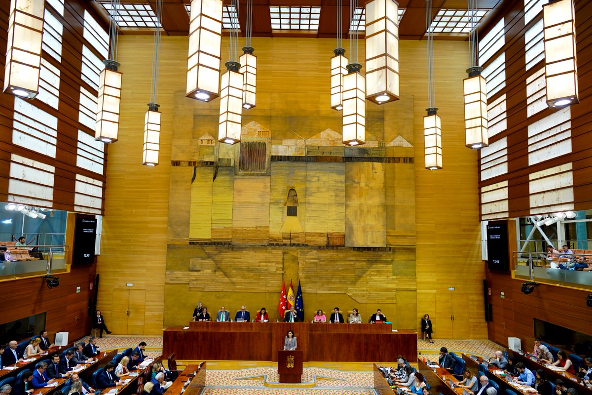 🚇 La Comunidad de Madrid mantendrá la rebaja del 60% de los abonos mensuales de transporte público. ▶️ "Vamos a seguir trabajando para que el transporte público siga siendo tan asequible como lo es ahora". Isabel Díaz Ayuso en el #DebatedeInvestidura. +Info: