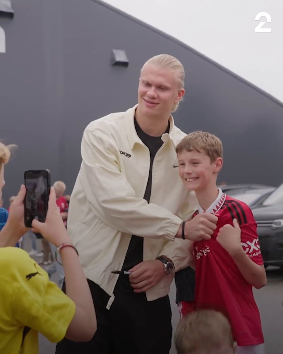 Erling Haaland covered this young fan's Manchester United badge before taking the picture 😂👏 (via TV 2 Sport)