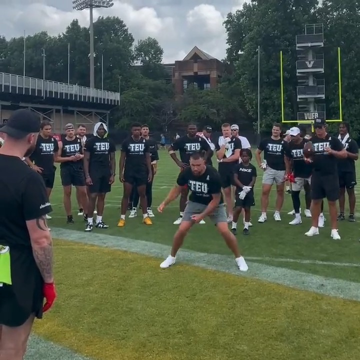 .Travis Kelce thinks about route running like being a ball handler on a basketball court. Learning from the best at TEU. 🗣