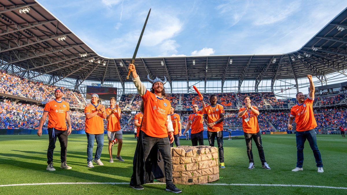 Bringing it on the field and the pitch. ⚾⚽ Jonathan India ╳ FC Cincinnati