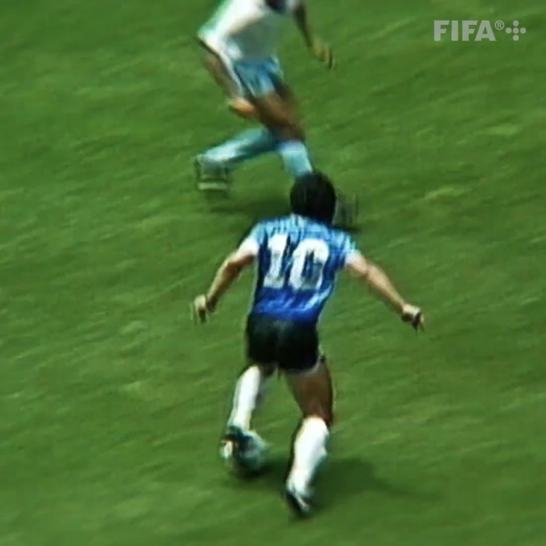 ¡Ya viste sus goles! Nosotros te mostramos el lado B del partido de Maradona 🆚 Inglaterra. 🇦🇷🔥 ¡𝗘𝗹 𝘀𝗵𝗼𝘄 𝗱𝗲 𝗹𝗮 𝗴𝗮𝗺𝗯𝗲𝘁𝗮! Todo esto hizo Diego en los cuartos de final de la #CopaMundialFIFA 1986. 👟⚽