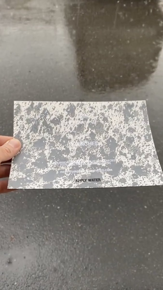 L'invitation de la marque Rains pour son défilé à la Fashion Week avec une seule instruction : « Apply water »... pour laisser les détails apparaître. 💧