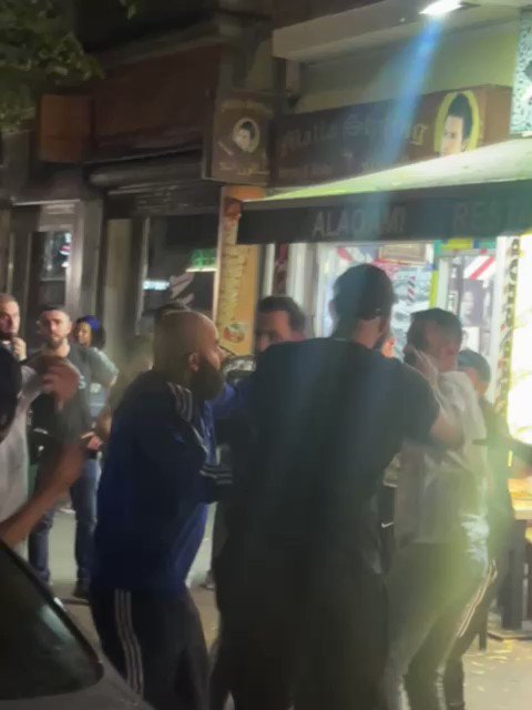 Als ich das letzte Mal vor ein paar Jahren ohne Begleitung auf der Sonnenallee in #Neukölln war, hat ein Imbissmitarbeiter verweigert, mich zu bedienen. Er sagte auf arabisch: "Verräter dürfen hier nicht einkaufen!"