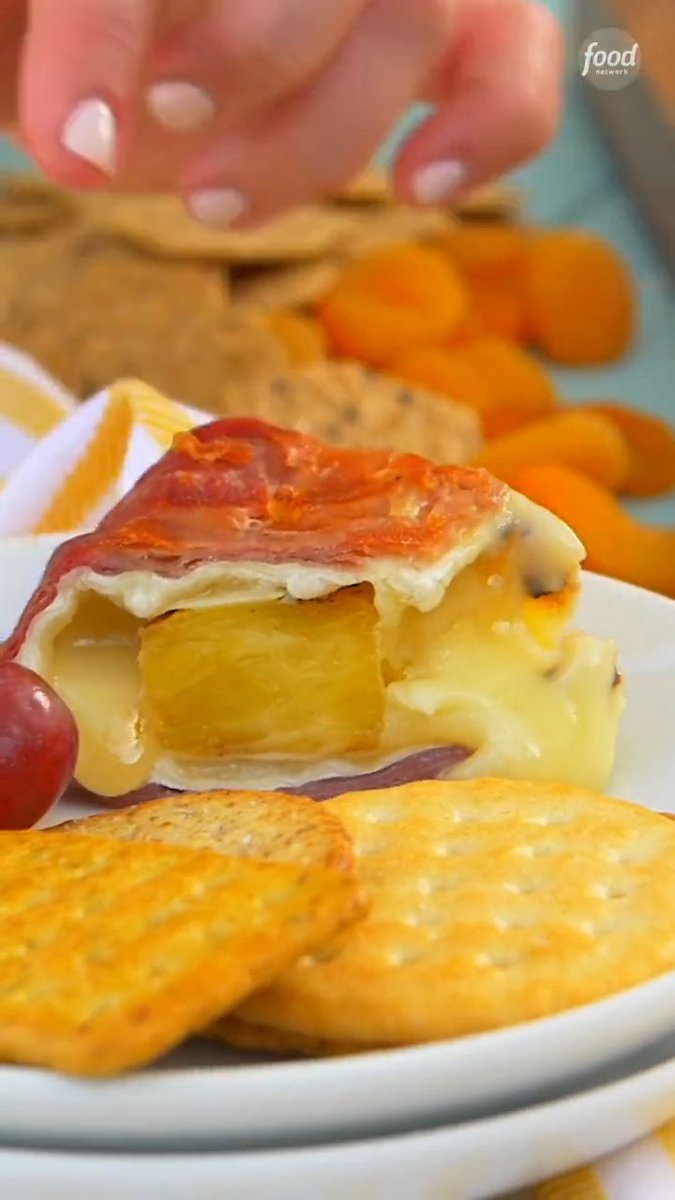 One wheel of brie. One slice of pineapple. ALL wrapped in prosciutto and grilled. Just WOW 🍍🤤 Get the recipe: