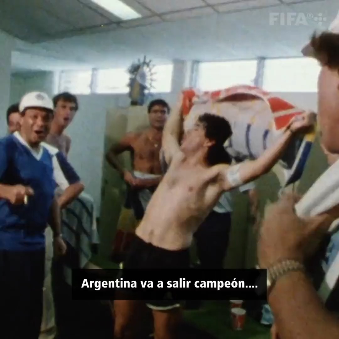 Ufff estas imágenes de Diego en el vestuario después de ganarle a Inglaterra. “Todos somos”. 🥹🇦🇷