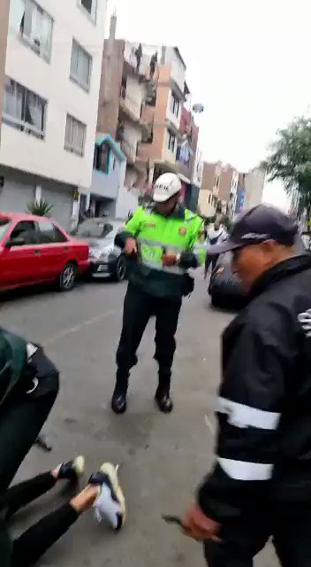 Tenemos q felicitar la rápida intervención de los efectivos de la Policía Nacional del Perú para frustrar el secuestro de una empresaria y capturar a los avezados delincuentes. Los peruanos seguimos esperando q el gobierno implemente un adecuado plan de seguridad ciudadana y q se dote de la logística necesaria a la Policía Nacional del Perú para combatir la criminalidad. El Perú merece vivir en paz!