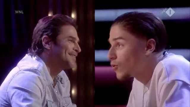 Het was een megahit eind jaren ’90: ‘Hou me vast’ van Volumia!, de popband van leadzanger @xdebuisonje. Nu, 25 jaar later, treedt zoon Sem van Dijk in de voetsporen van zijn vader. In #Op1 laten ze horen hoe dat klinkt. #WNL