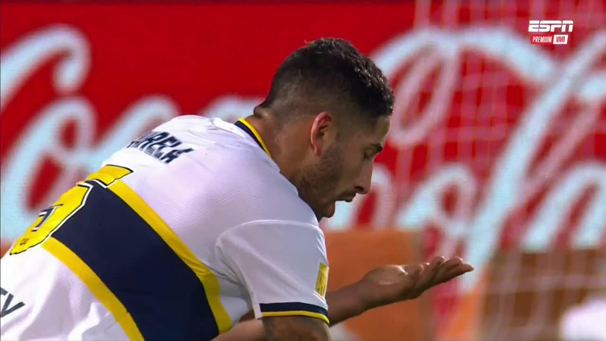Ah, lo DESTROZADO que estaba el relator, no se puede creer. El tipo menos profesional de la historia, imaginate ser de Godoy Cruz, estar feliz por una victoria histórica y tener que fumarte al relator al borde del llanto…