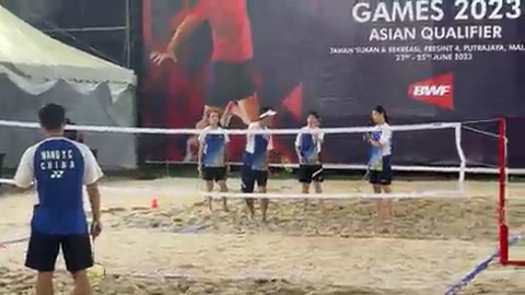 BWF Hall of Famer Cai Yun 🇨🇳 mentoring his charges at the ANOC World Beach Games Asian qualifier in Putrajaya. 😍 #AirBadminton #ANOCWorldBeachGames #AWBGBali2023 #Bali2023 Badminton Asia ANOC World Beach Games