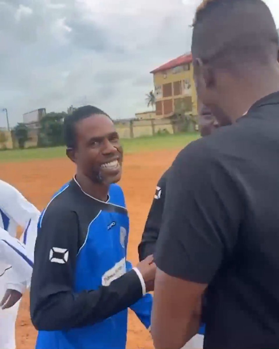 Victor Osimhen back in Nigeria visiting old childhood friends ❤️🇳🇬 (via @ZeekiHodl)