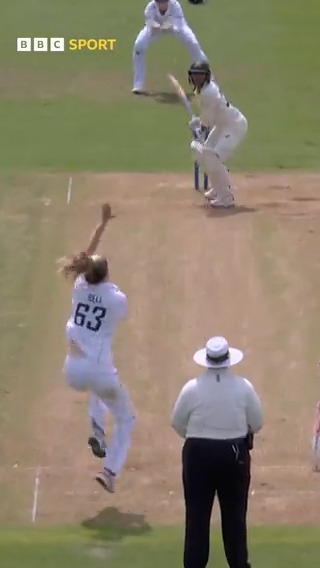 Lauren Bell, that's an absolute peach! 👌 #BBCCricket #Ashes #ENGvAUS