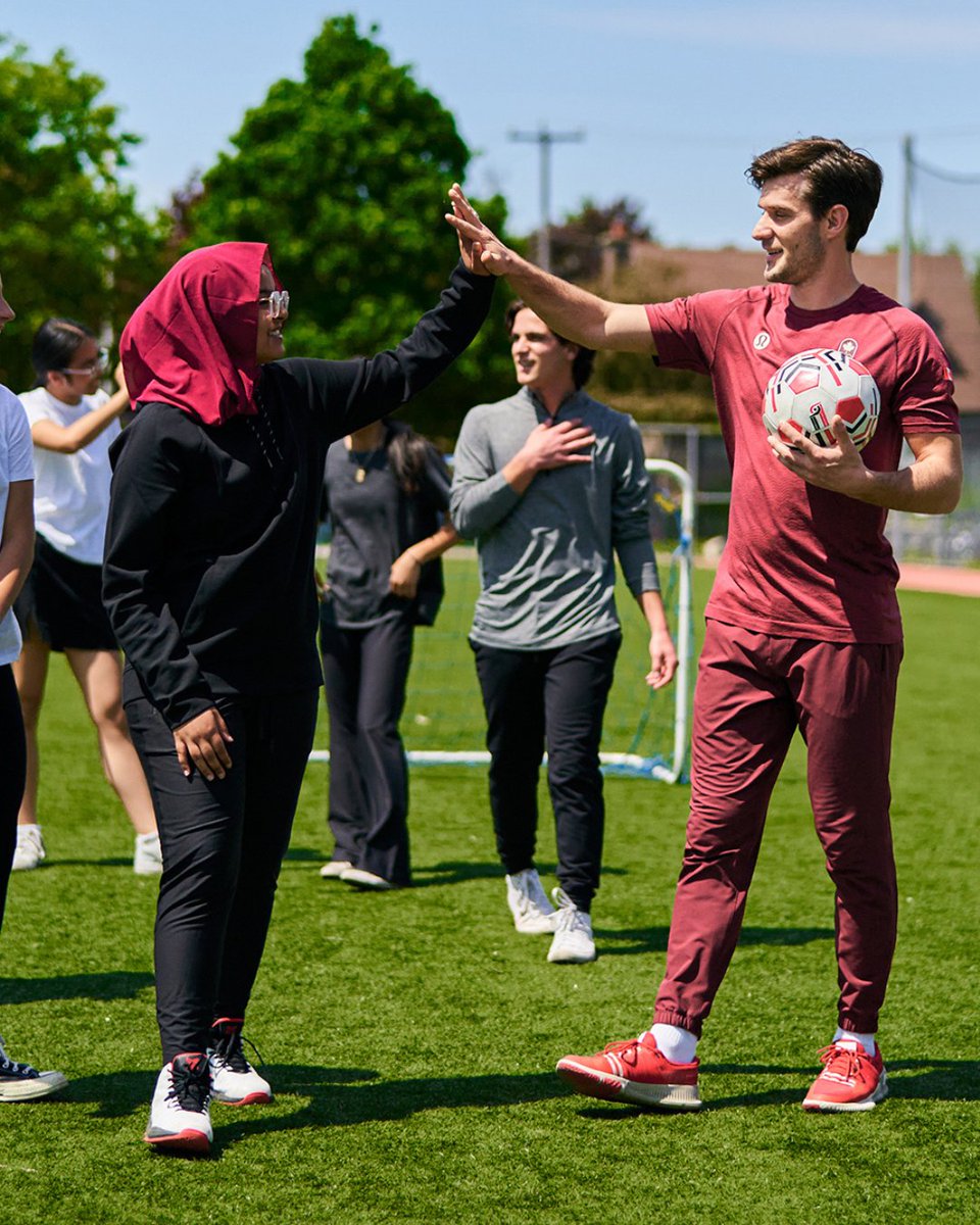 This year 6🇨🇦schools received a $5K grant to support their goal of empowering students to play and stay in sport❤️ Dynamic duo #LaurenceFournierBeaudry and Nikolaj Sørensen #sidenick shared in the celebration of Olympic Day by visiting École des Sources, 1 of 6 schools to receive the grant⛸️