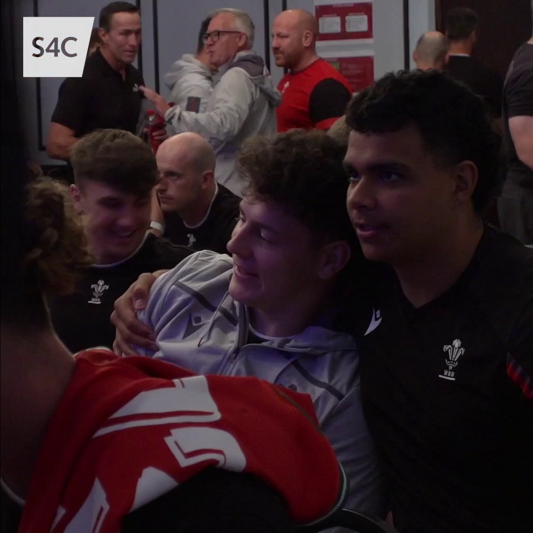 Mae 'di bod yn diwrnod emosiynol i dîm D20 Cymru wrth iddynt dderbyn eu crysau cyn eu gêm agoriadol yn #WorldRugbyU20s ❤️ Ex-Springboks Captain, CorneKrige had some inspiring words for Wales' U20s as they got their match jerseys! ❤️ 📺 S4C Rygbi #WALvNZL | Welsh Rugby Union 🏴󠁧󠁢󠁷󠁬󠁳󠁿