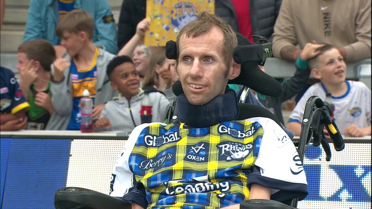 Rob Burrow and his family get a standing ovation before the Leeds Rhinos and Huddersfield Giants' match as they aim to raise awareness for Motor neurone disease. ❤️