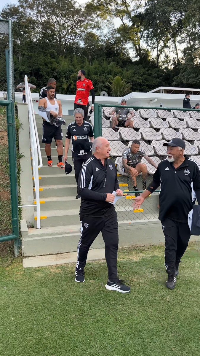 O primeiro dia completo de Luiz Felipe Scolari como integrante da família #Galo! 🖤🤍 🚀 O novo treinador já tá em casa, falando com a 🐔 Galotv e comandando treino para o elenco! Pra cima, Felipão: #GaloPaixãoNacional 🐔v