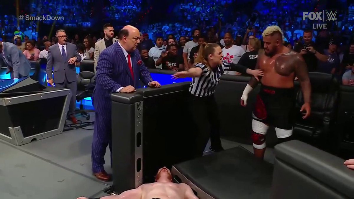 😱 Solo runs through the barricade, and the ref calls the match #SmackDown