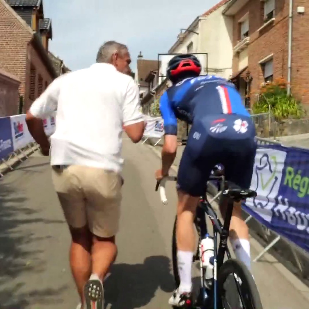 La régalade : Jacky Durand à pied, David Gaudu sur son vélo, la montée finale vers Cassel 🤩 Suivez la course en ligne des Championnats de France de cyclisme dimanche 25 juin sur Eurosport #Cassel2023 #LesRP
