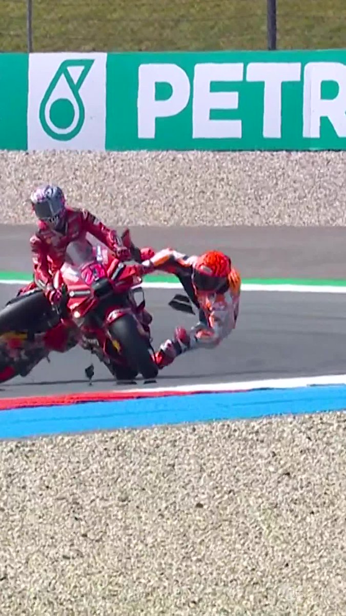 An early end to their Q2 hopes! ⚔️ Marc Márquez and Enea Bastianini clashed while looking to slot back in and go for a fast lap! 💥 #DutchGP 🇳🇱