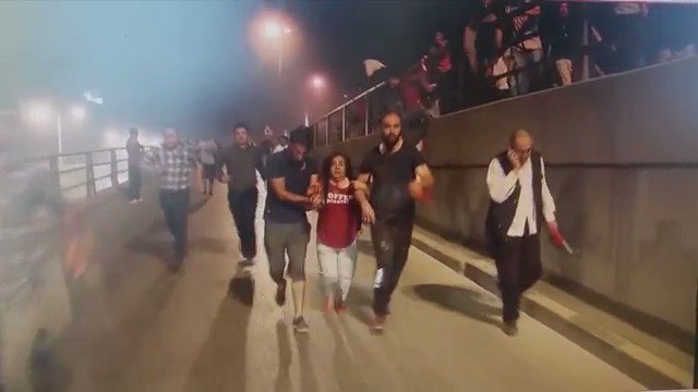 Unutulmaz anlı şanlı şehitler Al bayrağa sevdalanmış yiğitler Bir can değil bin can feda diyenler Bitmez bizde #ÖmerHalisdemir'ler…