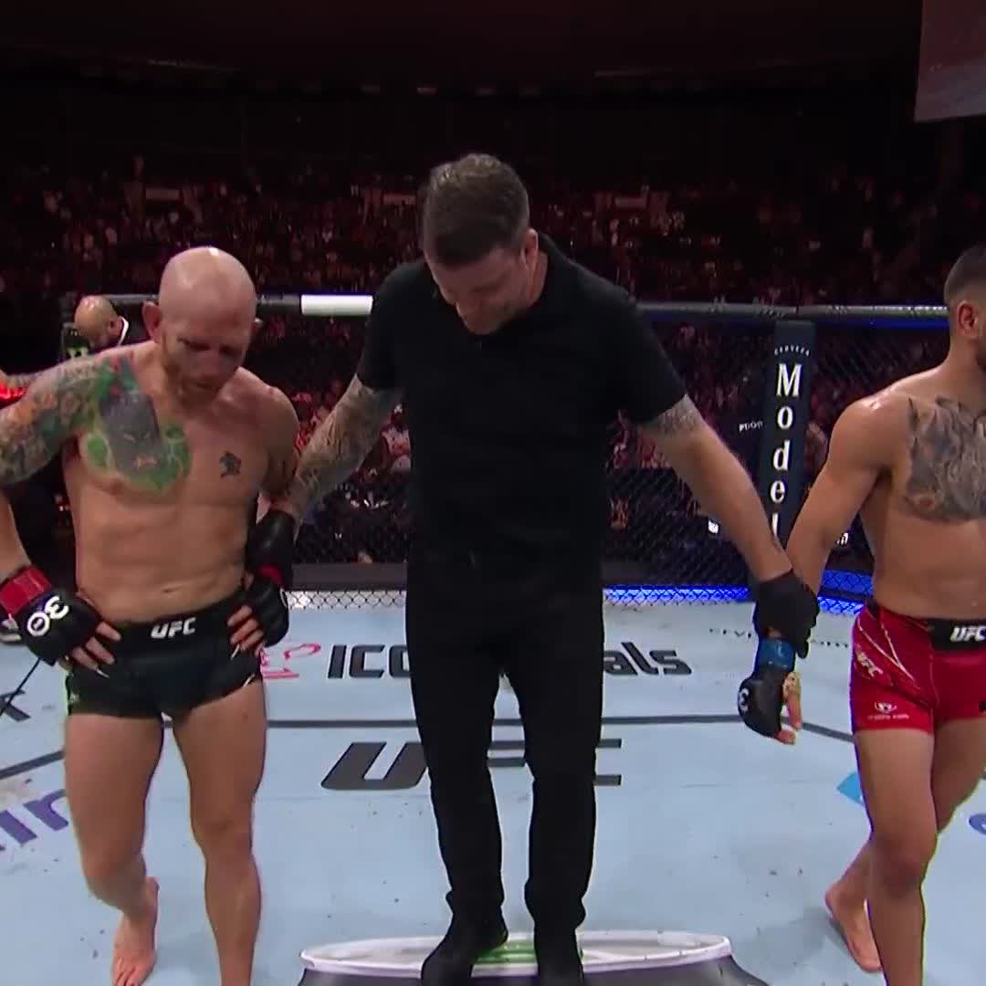 Qué batalla‼️ Y aún invicto Ilia Topuria 🇪🇸🇬🇪 vence por decisión unánime a Josh Emmett en #UFCJacksonville 💥💥💥
