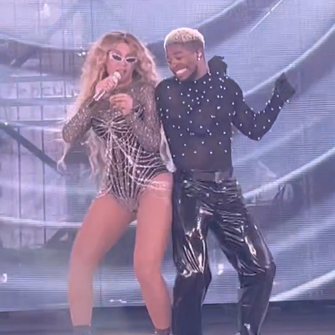 Beyoncé so thique he flew across the stage 😭😭
