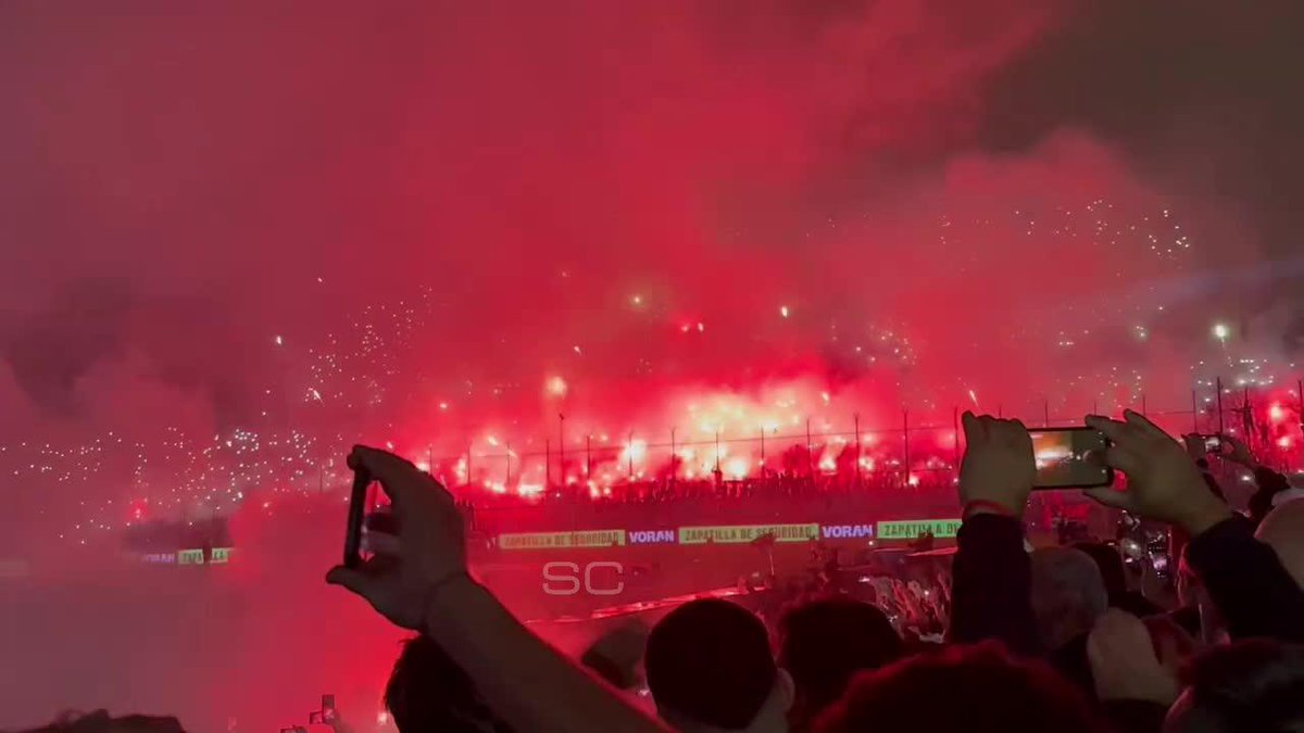 Ufff la reacción de la gente cuando se enteró que Messi estaba en el Coloso. Hermoso video. 🥹🇦🇷