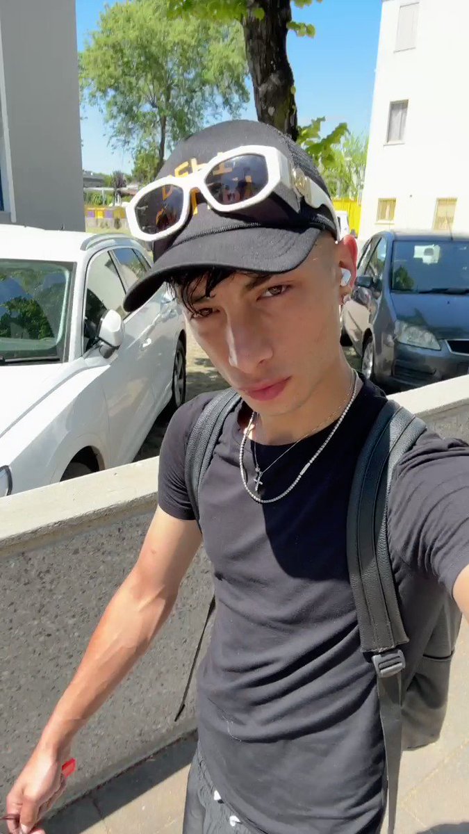 Ragazzo guardami bene dovresti portarmi lo zaino💰😈