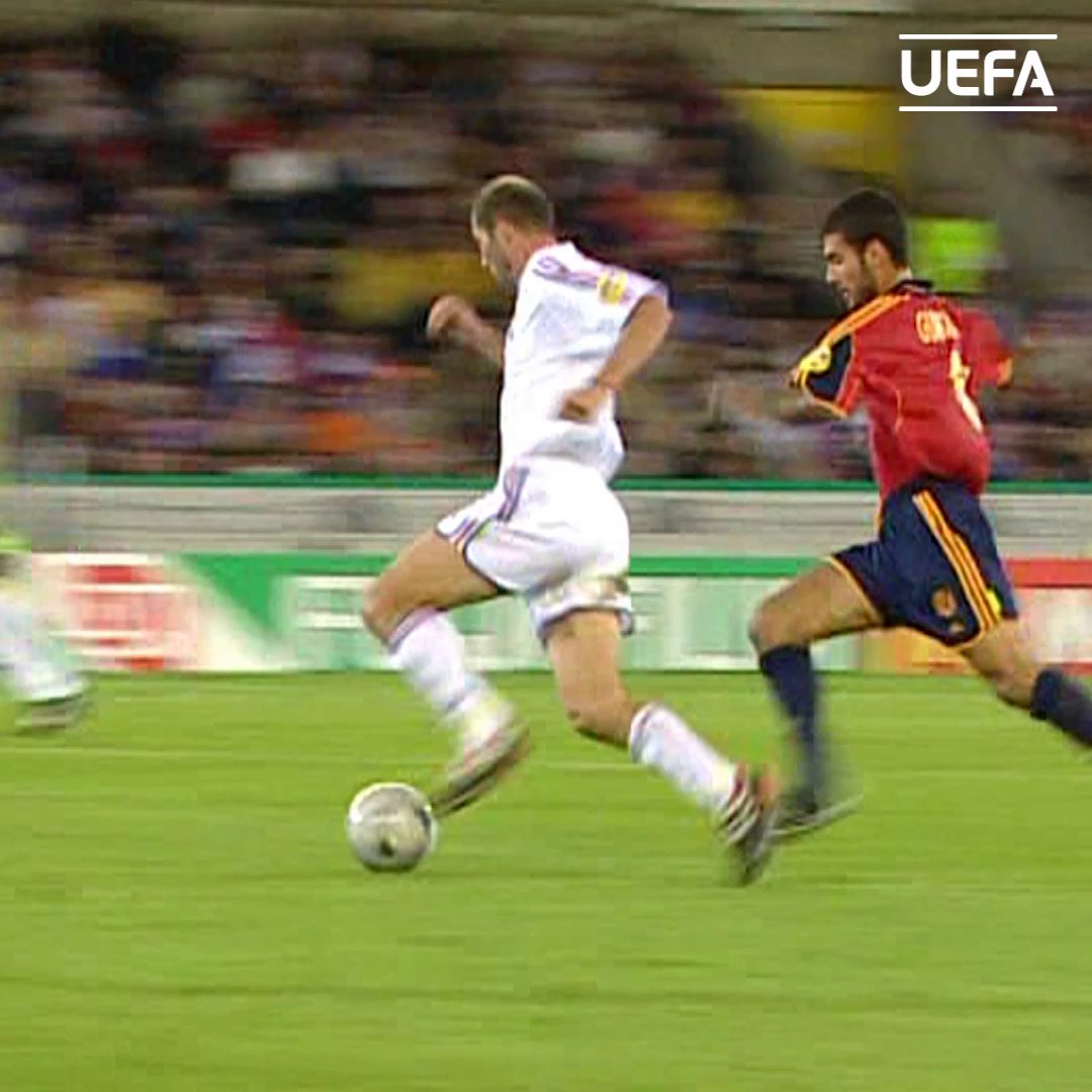Il y a 2⃣3⃣ ans Zizou nous offrait une prestation XXL en 1/4 de #EURO 2⃣0⃣0⃣0⃣ contre l'Espagne 🇫🇷 🇪🇸