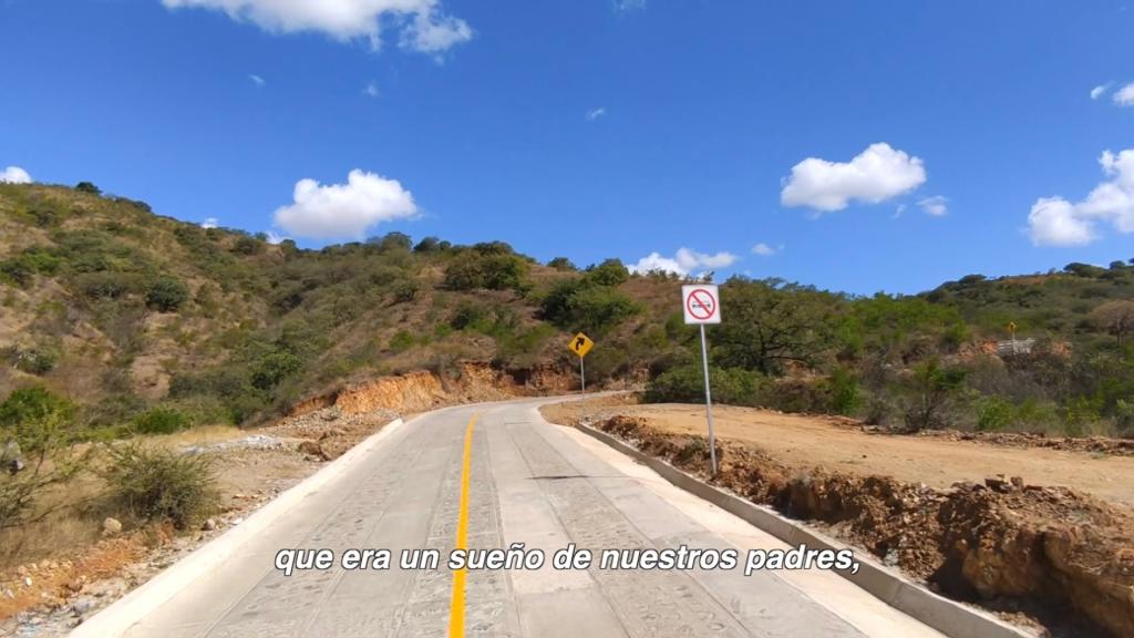Hoy inauguramos uno más de los caminos artesanales de Oaxaca construidos por la gente. Antes de que termine mi mandato cumpliremos el compromiso de llegar a 222 con 3 mil 117 km y una inversión de 13 mil 810 millones de pesos. Hay trabajo, bienestar y alegría en el pueblo.