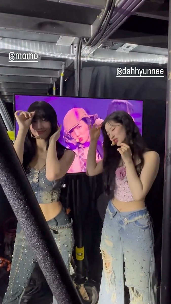 Momo and Dahyun dancing to Pop backstage, they really love imitating her 😭