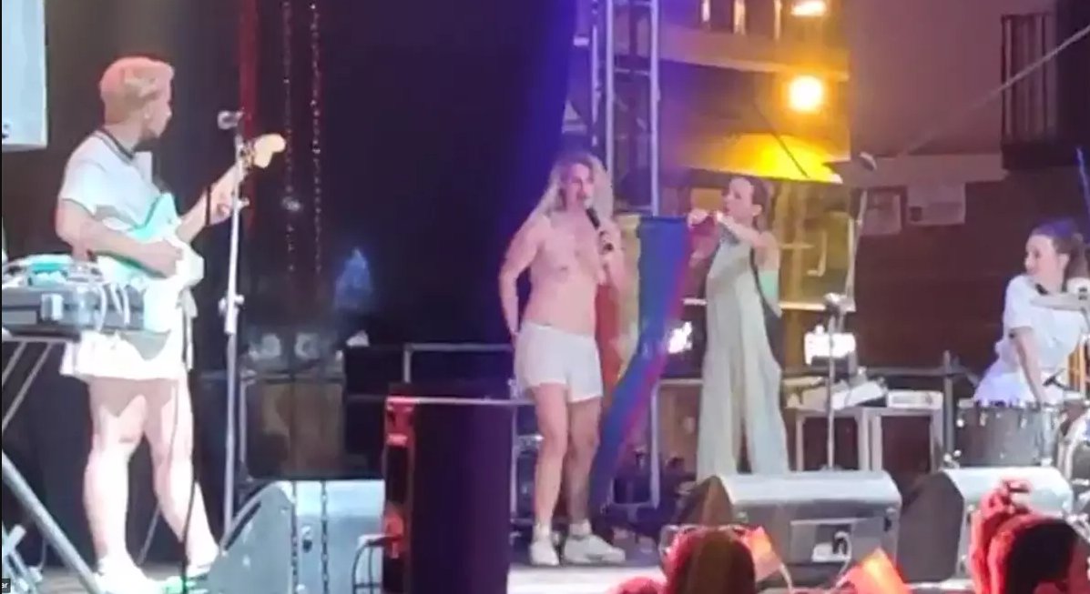 La policía interrumpe el concierto de Rocio Saiz por quitarse la camiseta. 🎙️👉 Àngels Barceló: "Si un hombre se puede quitar la camiseta en pleno concierto, ¿por qué no puede hacerlo una mujer?"